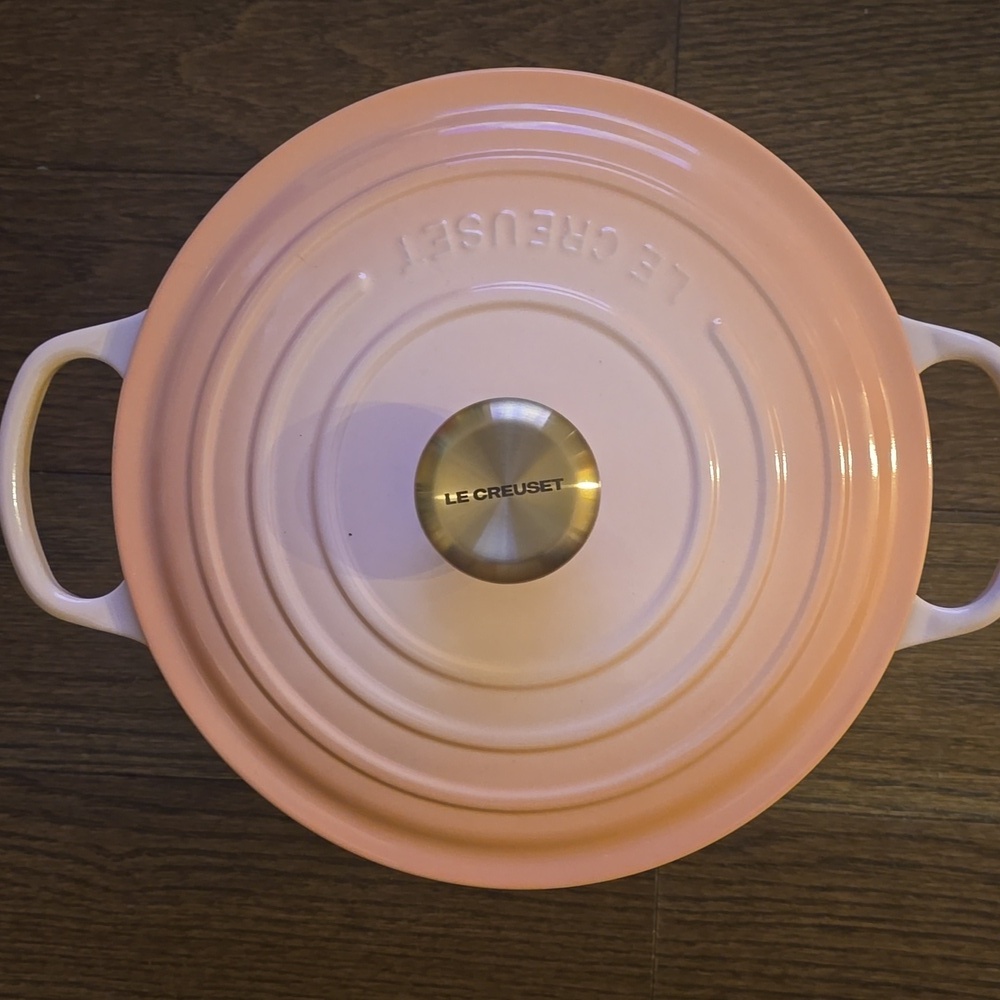 Le Creuset Signature Round Dutch Oven, 5.5 Qt., Color Pêche, Retail $434.95 USD - Picture 10 of 16
